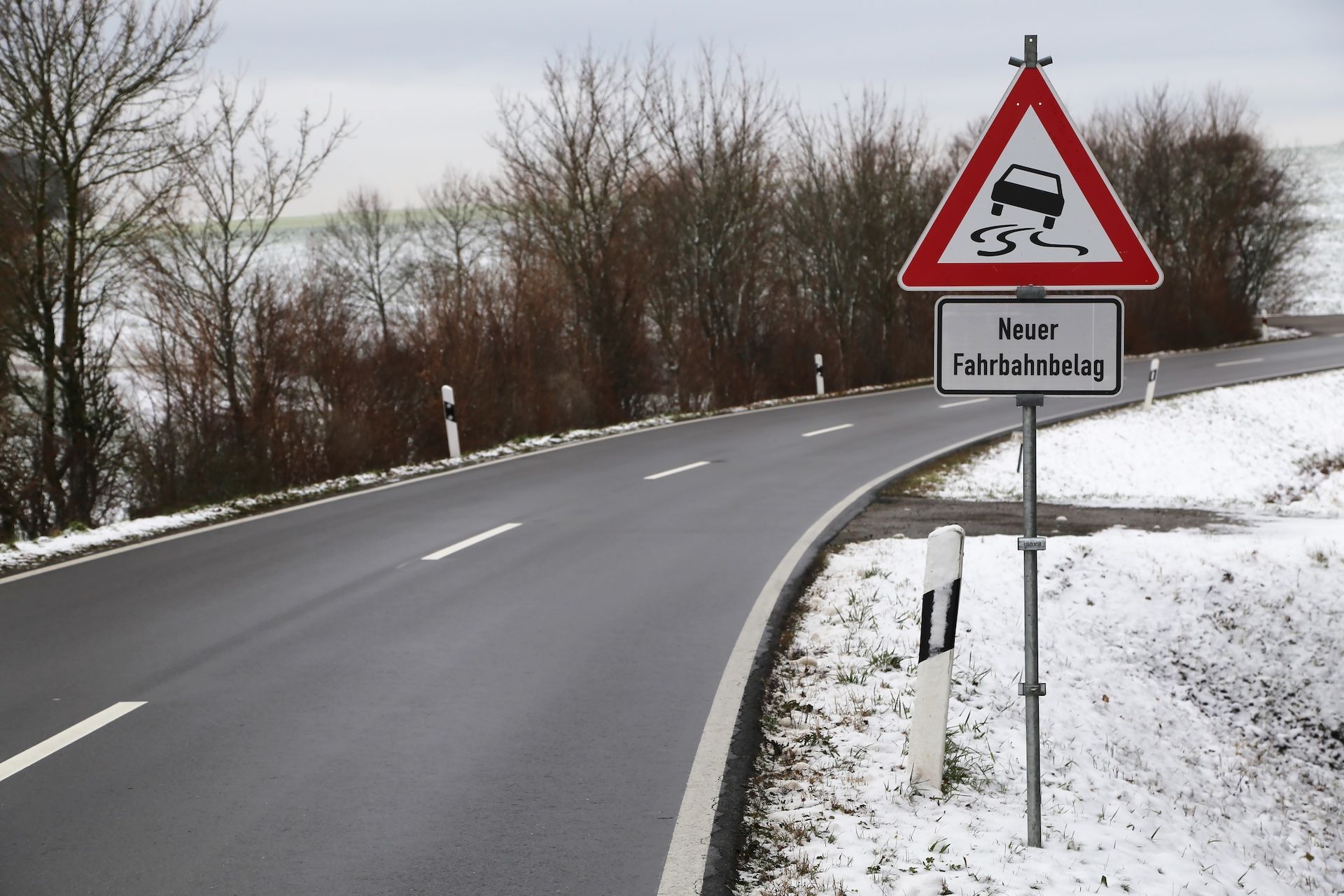 road_sign_warning_slippery_on_the_road_78061211af.jpg